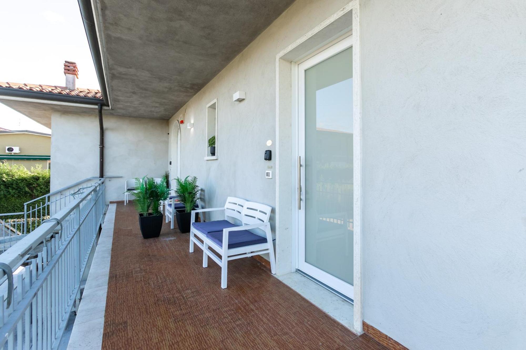 Blu Sky Garda Apartment Кастелнуово дел Гарда Екстериор снимка